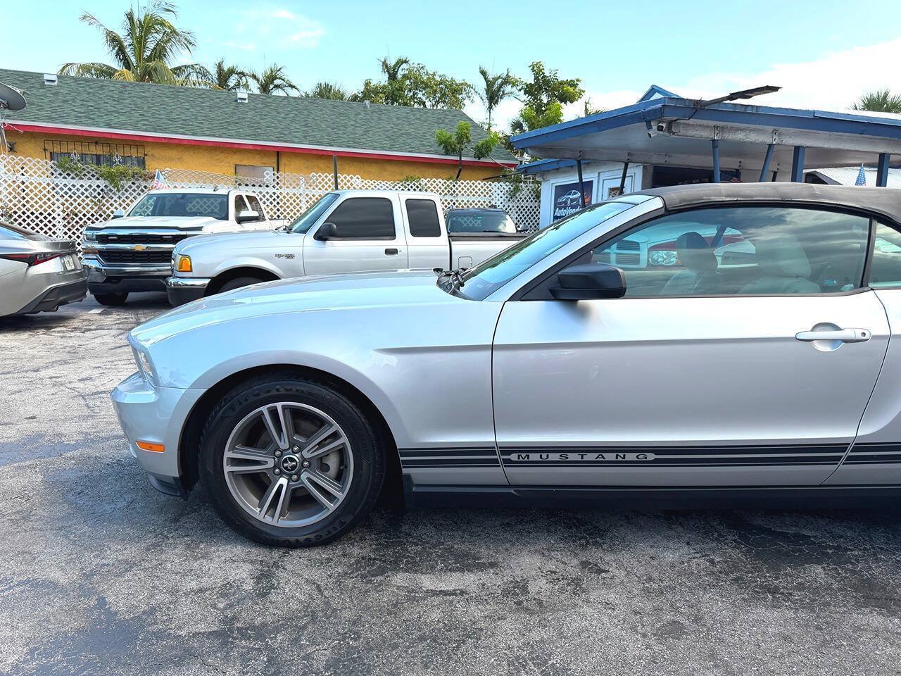 Used 2010 Ford Mustang Convertible RWD image 11