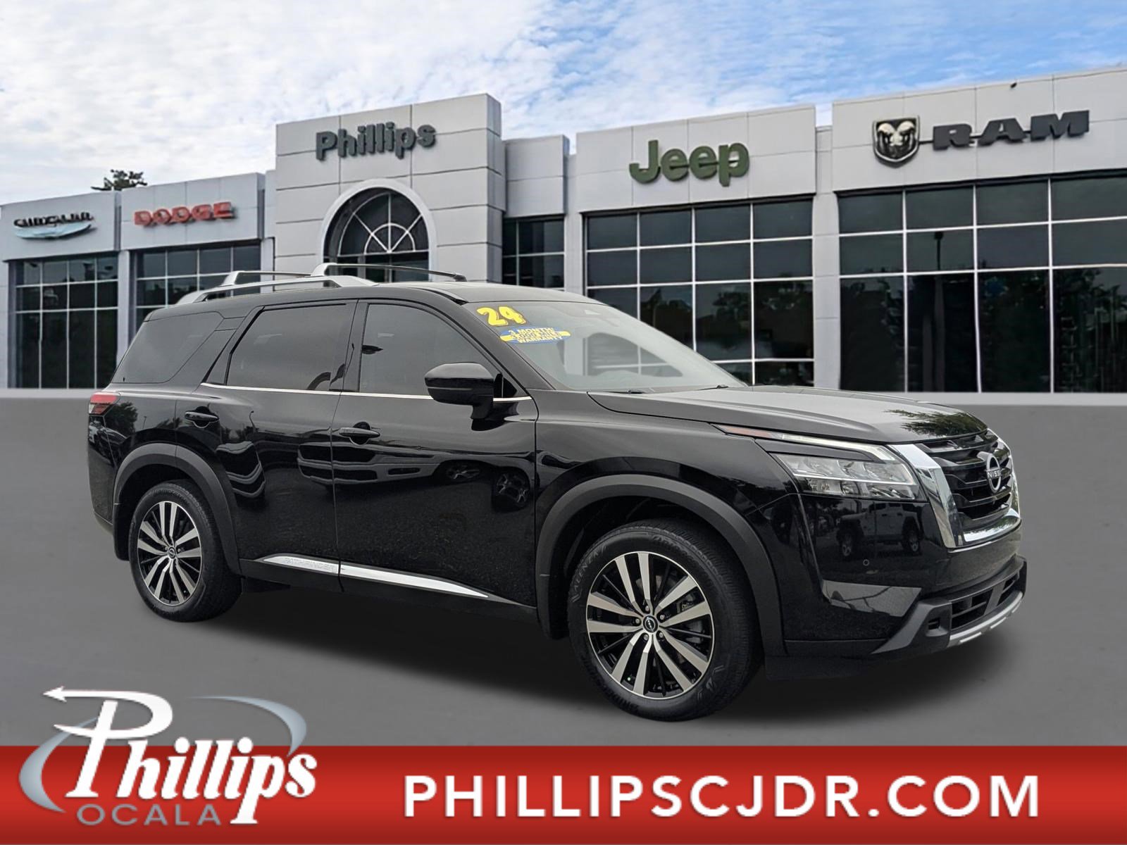 Used 2024 Nissan Pathfinder Platinum image 1