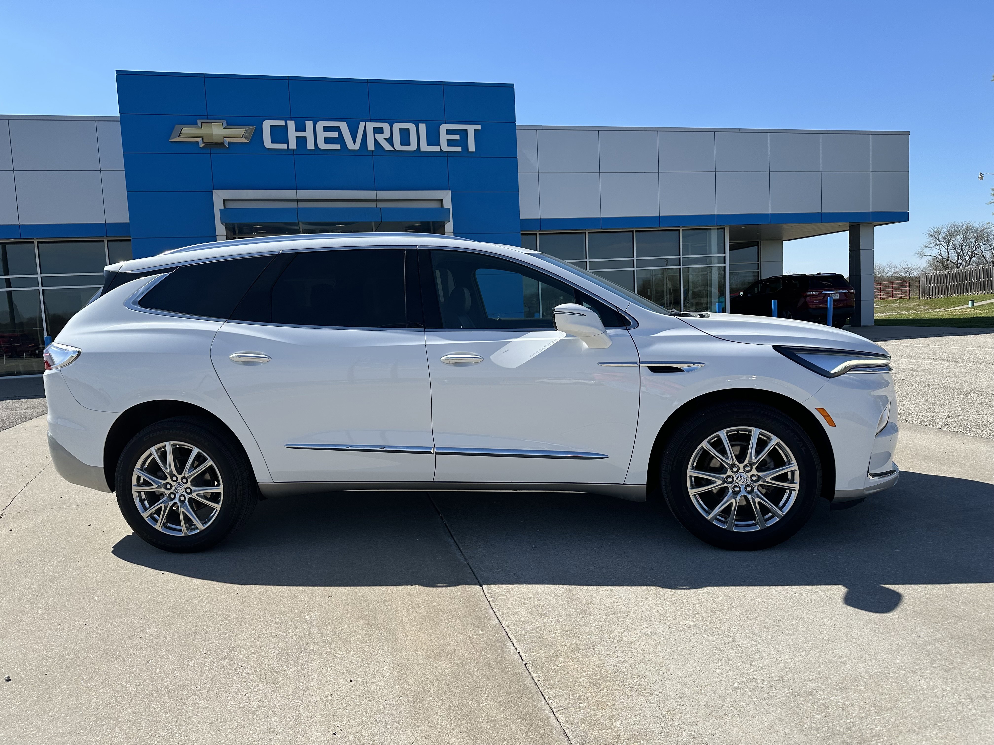 Used 2023 Buick Enclave Essence w/ Experience Buick Package FWD image 2