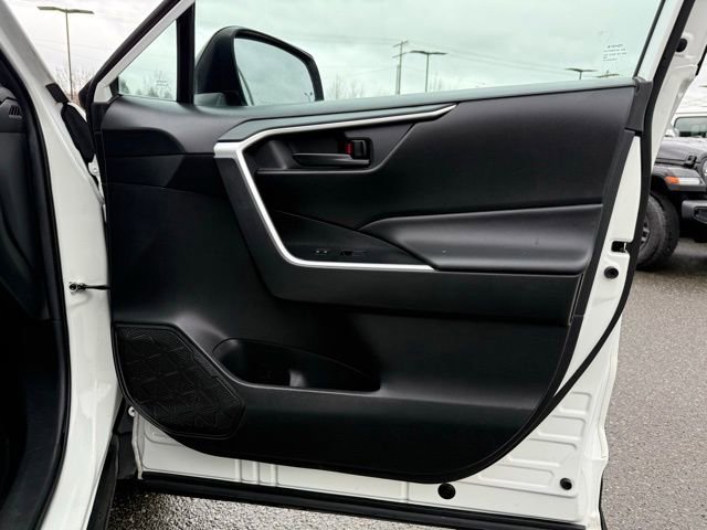 Used 2020 Toyota RAV4 LE FWD image 9