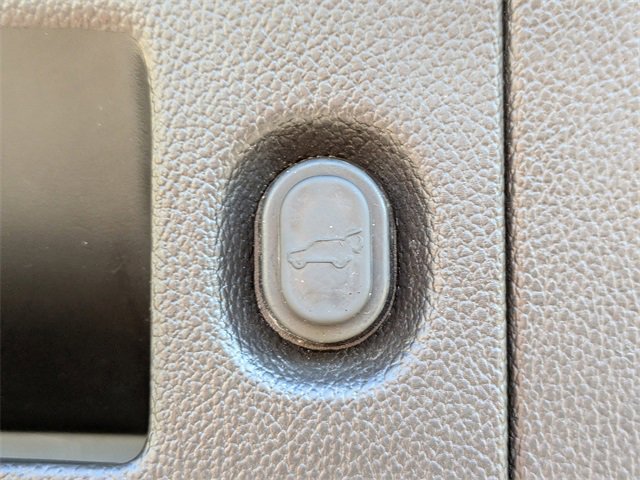 Used 2015 Cadillac Escalade Premium image 13