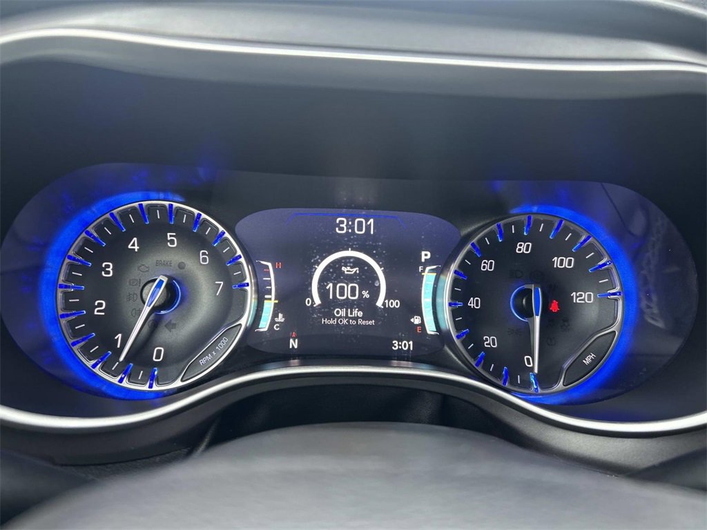Used 2023 Chrysler Pacifica Touring-L image 25