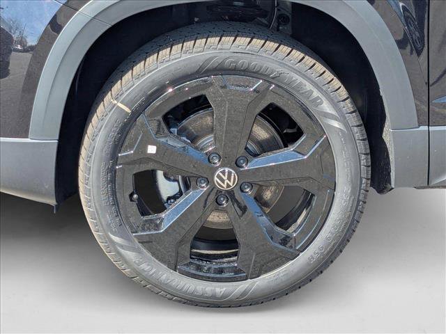 New 2025 Volkswagen Taos SEL image 11