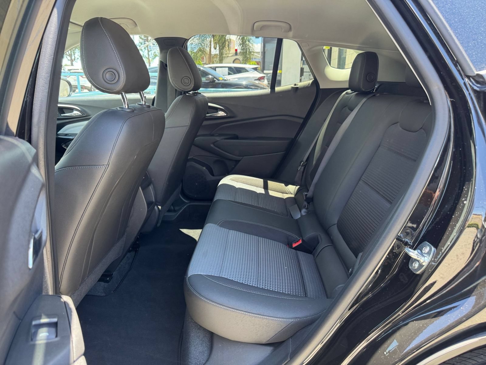 Used 2025 Chevrolet Trax LT FWD image 25
