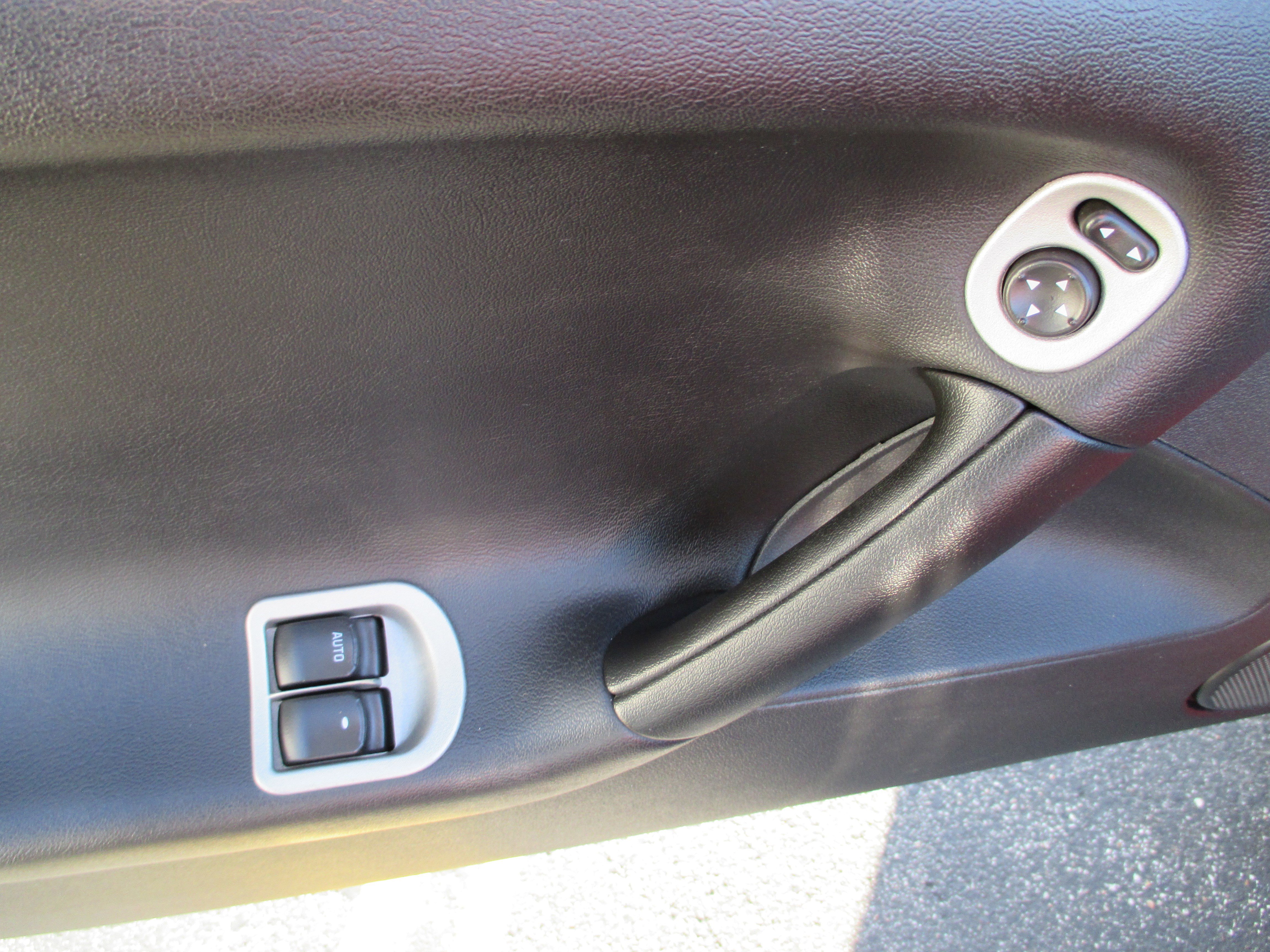 Used 2007 Pontiac Solstice Convertible w/ Premium Package image 15