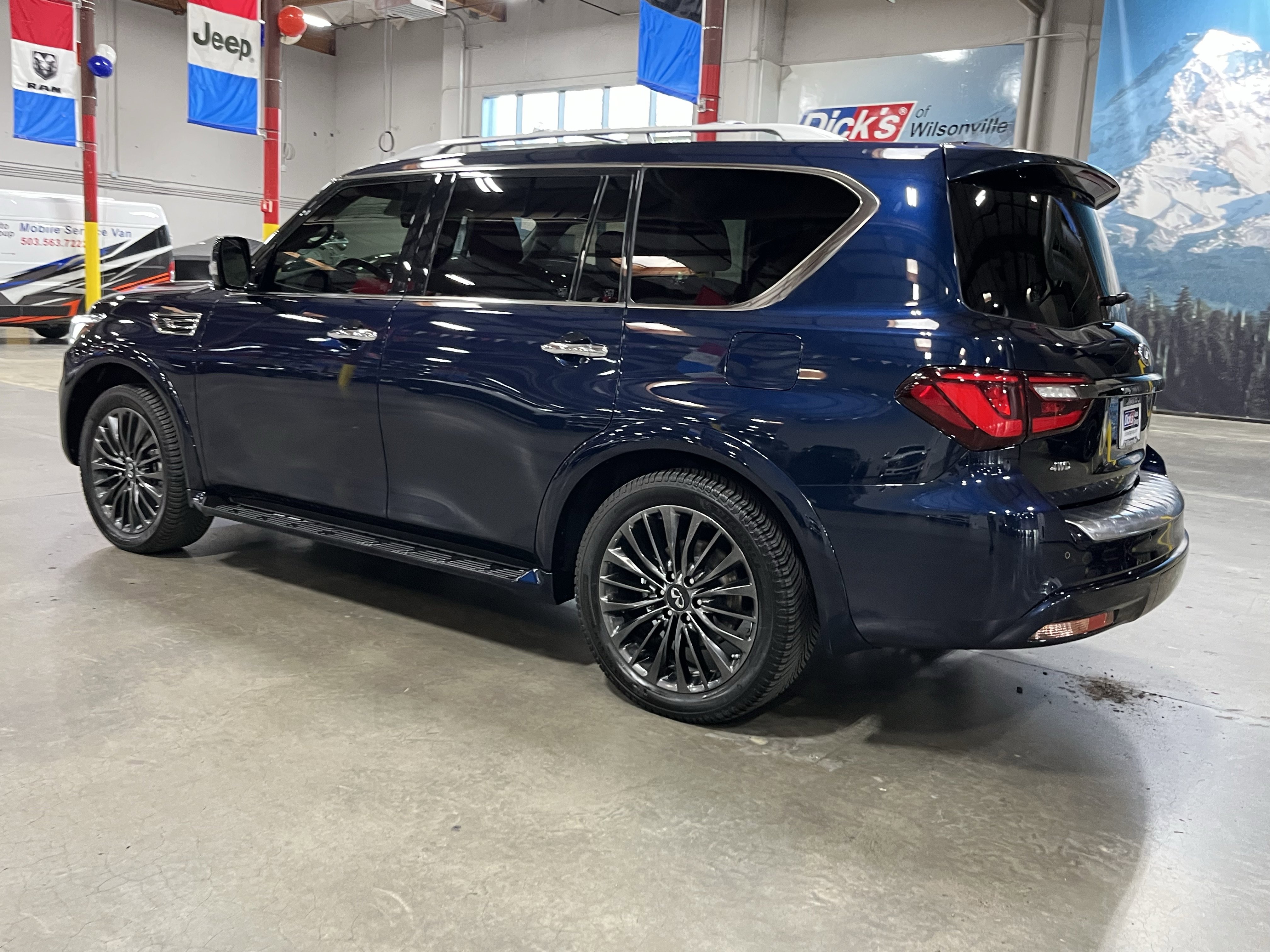 Used 2022 INFINITI QX80 Premium Select w/ Cargo Package AWD/4WD image 3