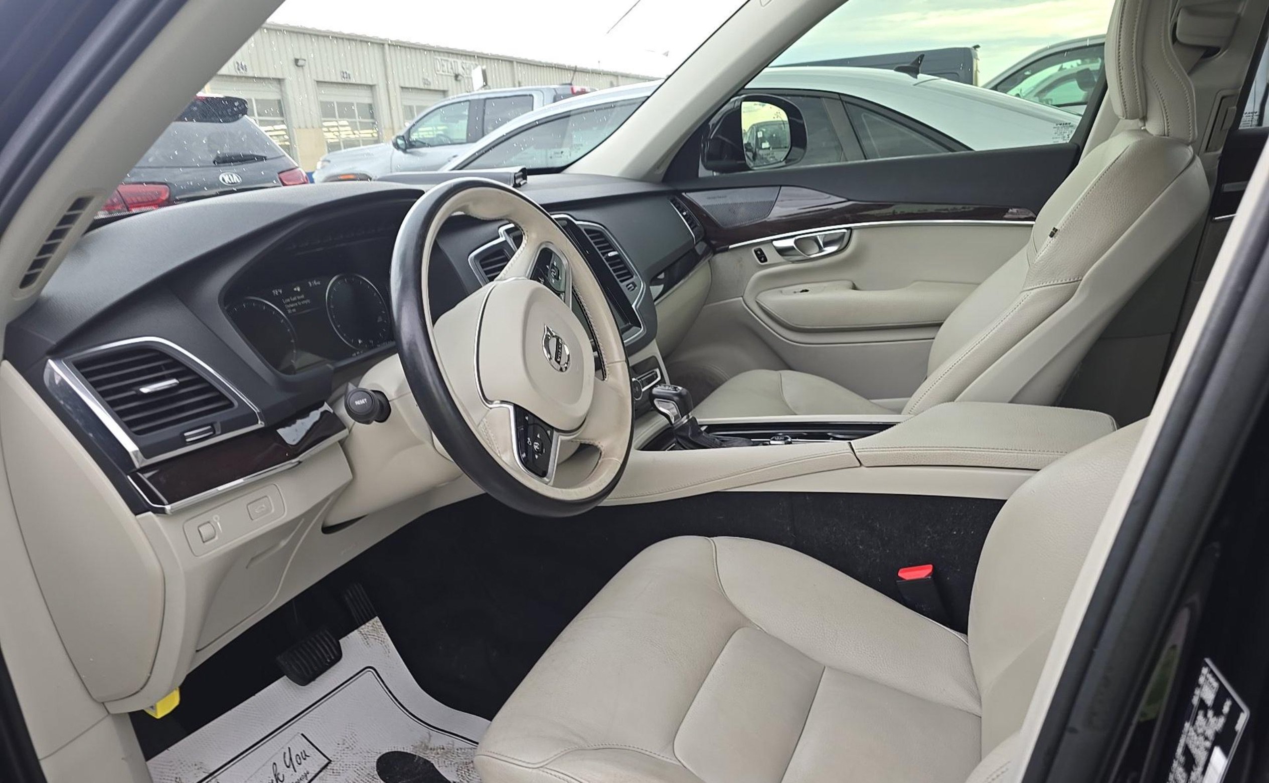 Used 2019 Volvo XC90 T5 Momentum w/ Multimedia Package AWD/4WD image 6