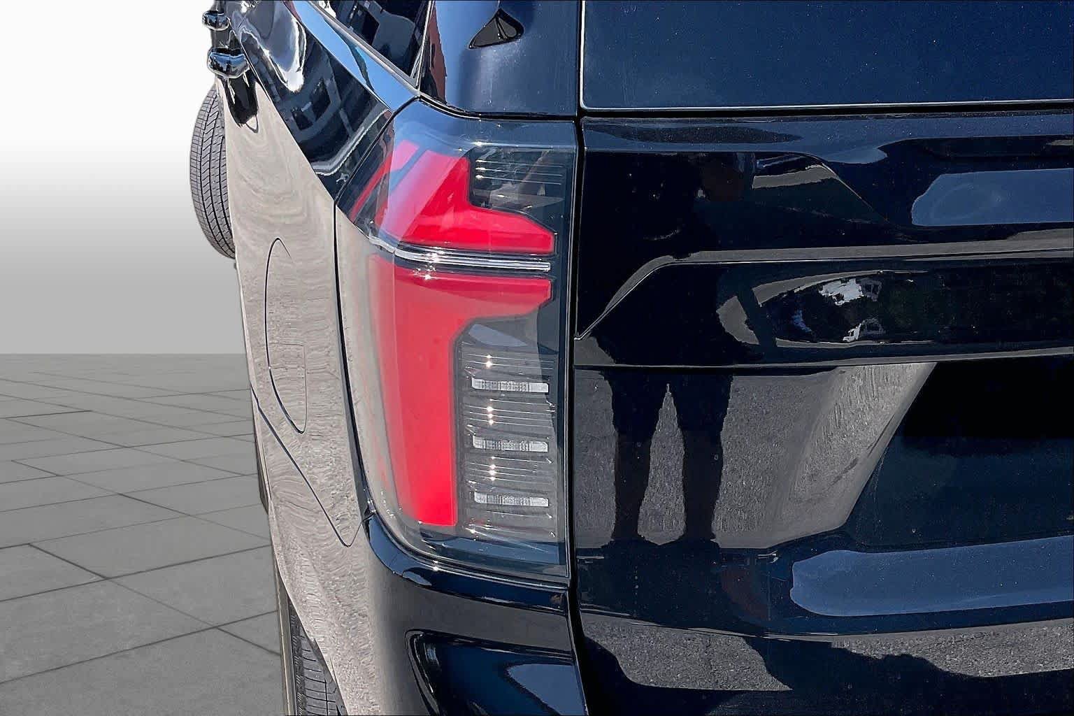 Used 2025 Chevrolet Suburban LS RWD image 27