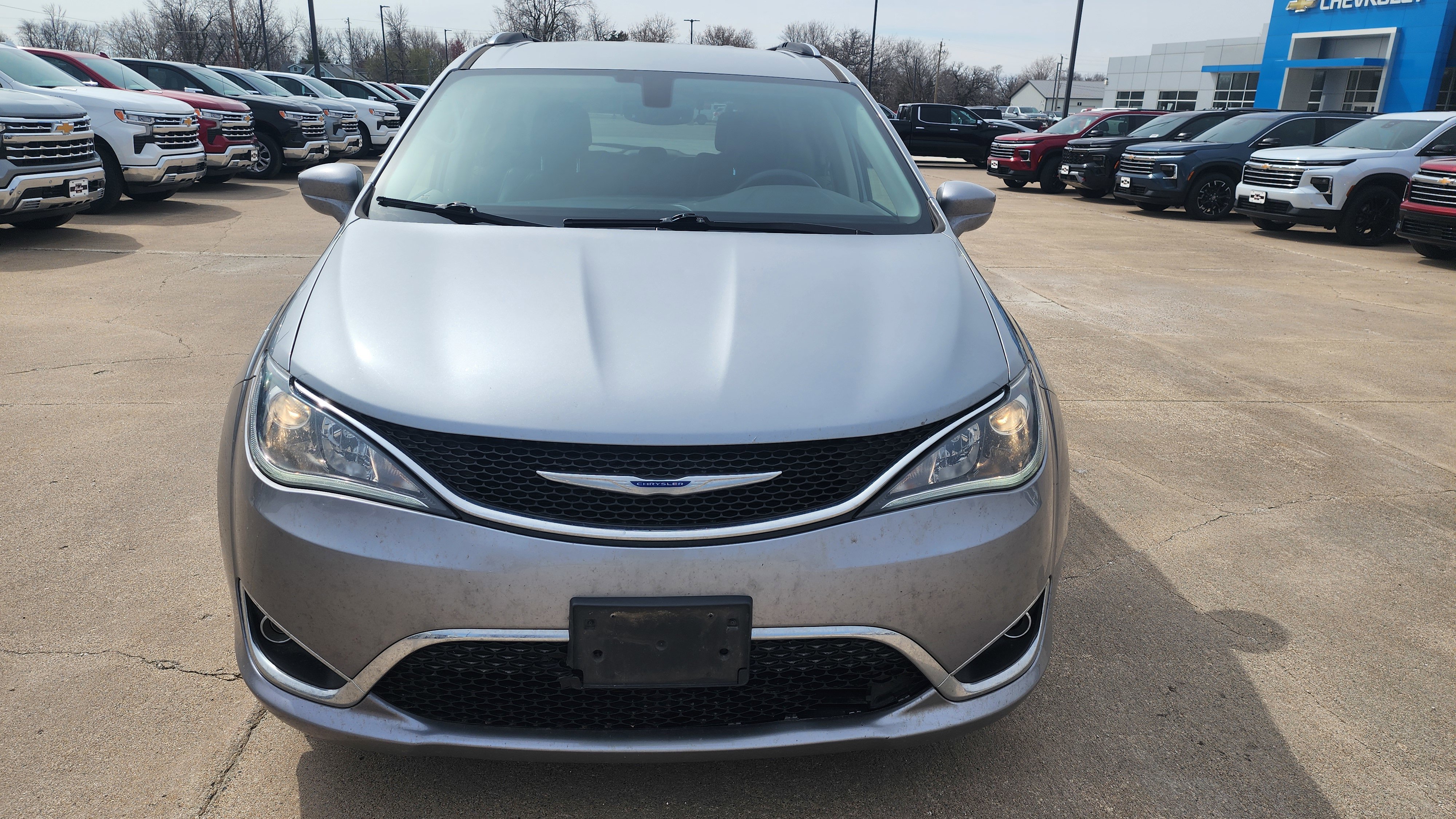 Used 2019 Chrysler Pacifica Touring-L FWD image 2