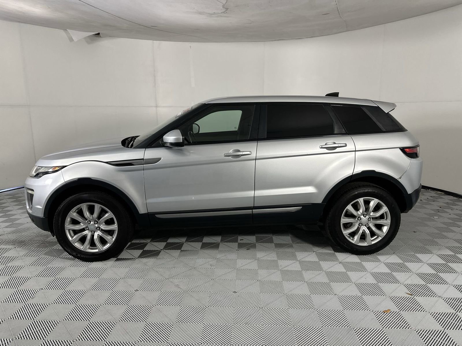 Used 2017 Land Rover Range Rover Evoque SE AWD/4WD image 5