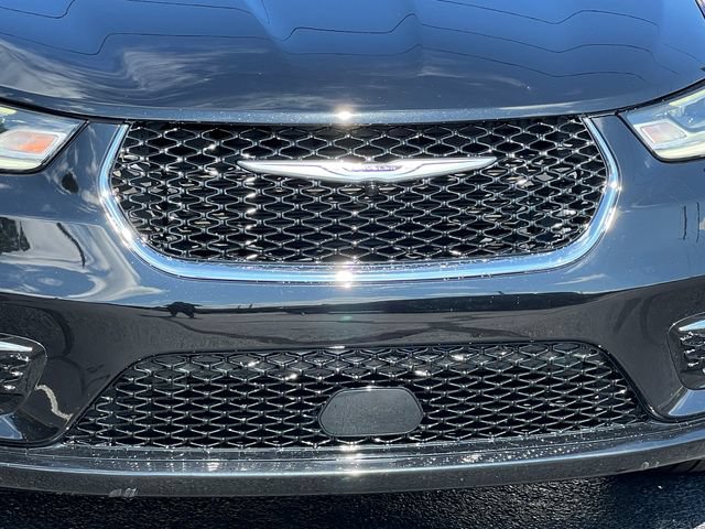 Used 2025 Chrysler Pacifica Select w/ Uconnect Theater Family Group AWD/4WD image 47