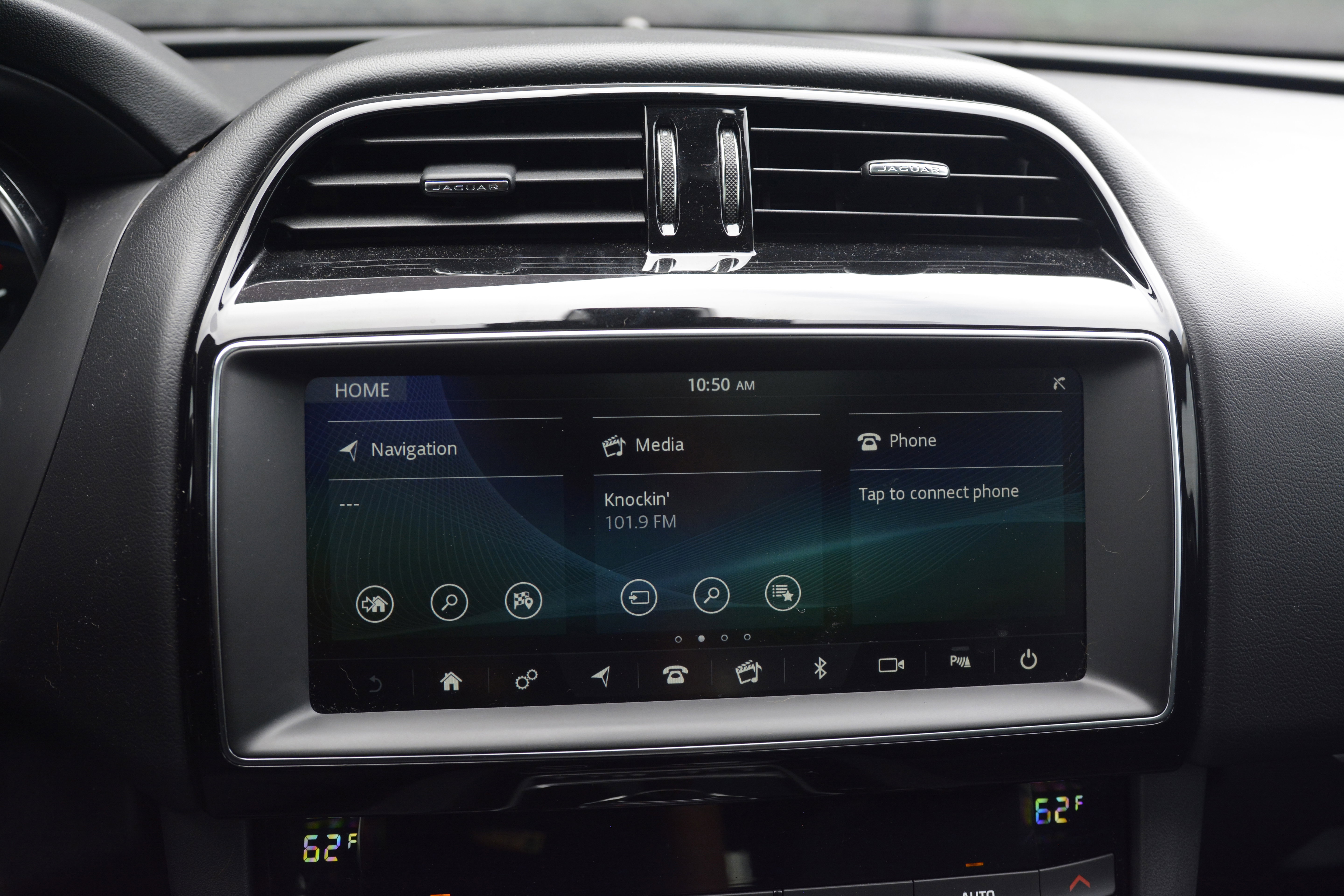 Used 2020 Jaguar F-PACE Premium image 19