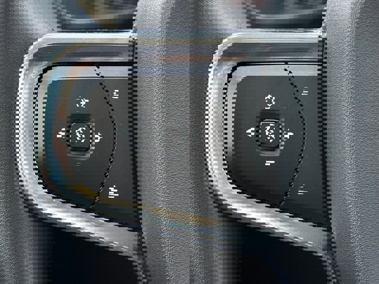 Certified 2023 Volvo XC40 B5 Ultimate w/ Protection Package Premier image 18