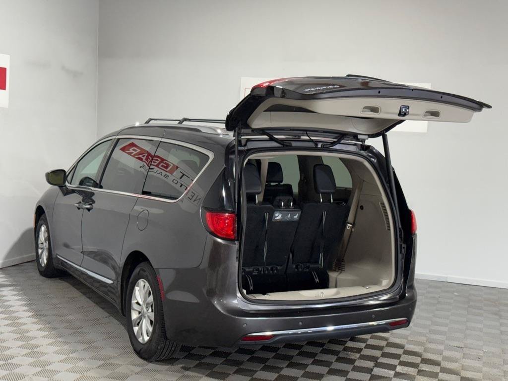 Used 2018 Chrysler Pacifica Touring-L FWD image 40
