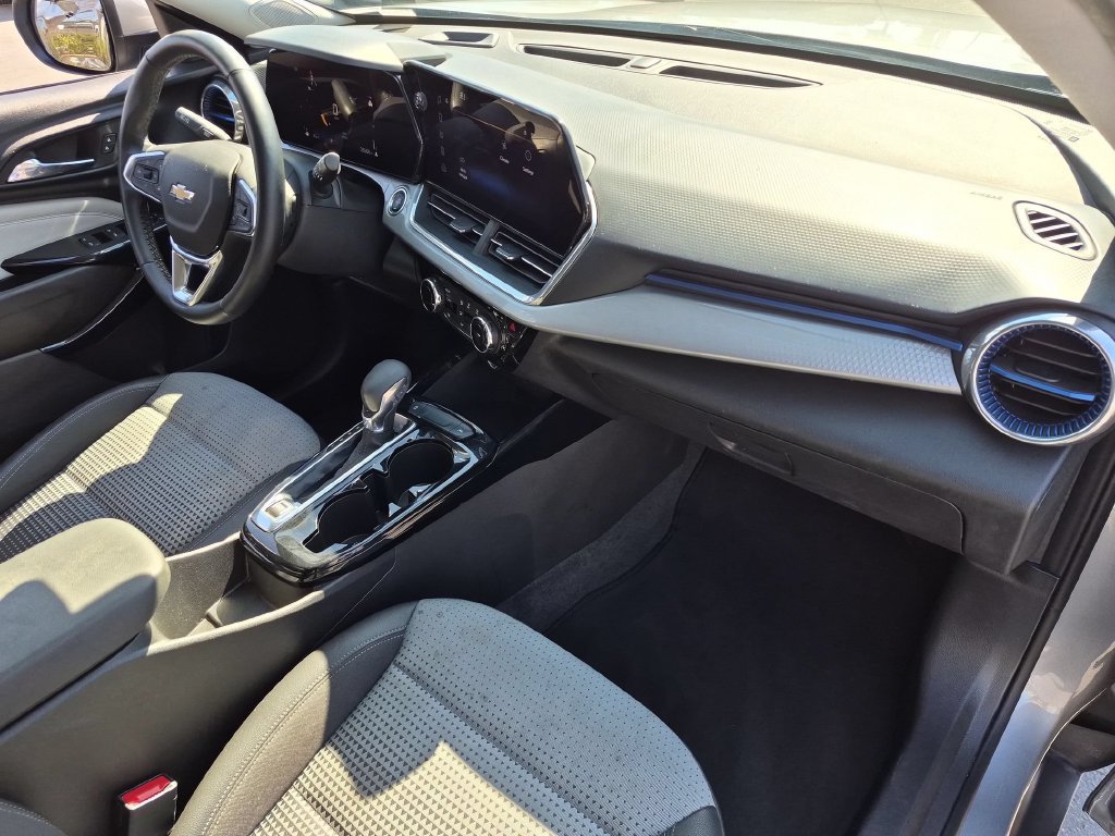 Used 2025 Chevrolet Trax LT FWD image 32