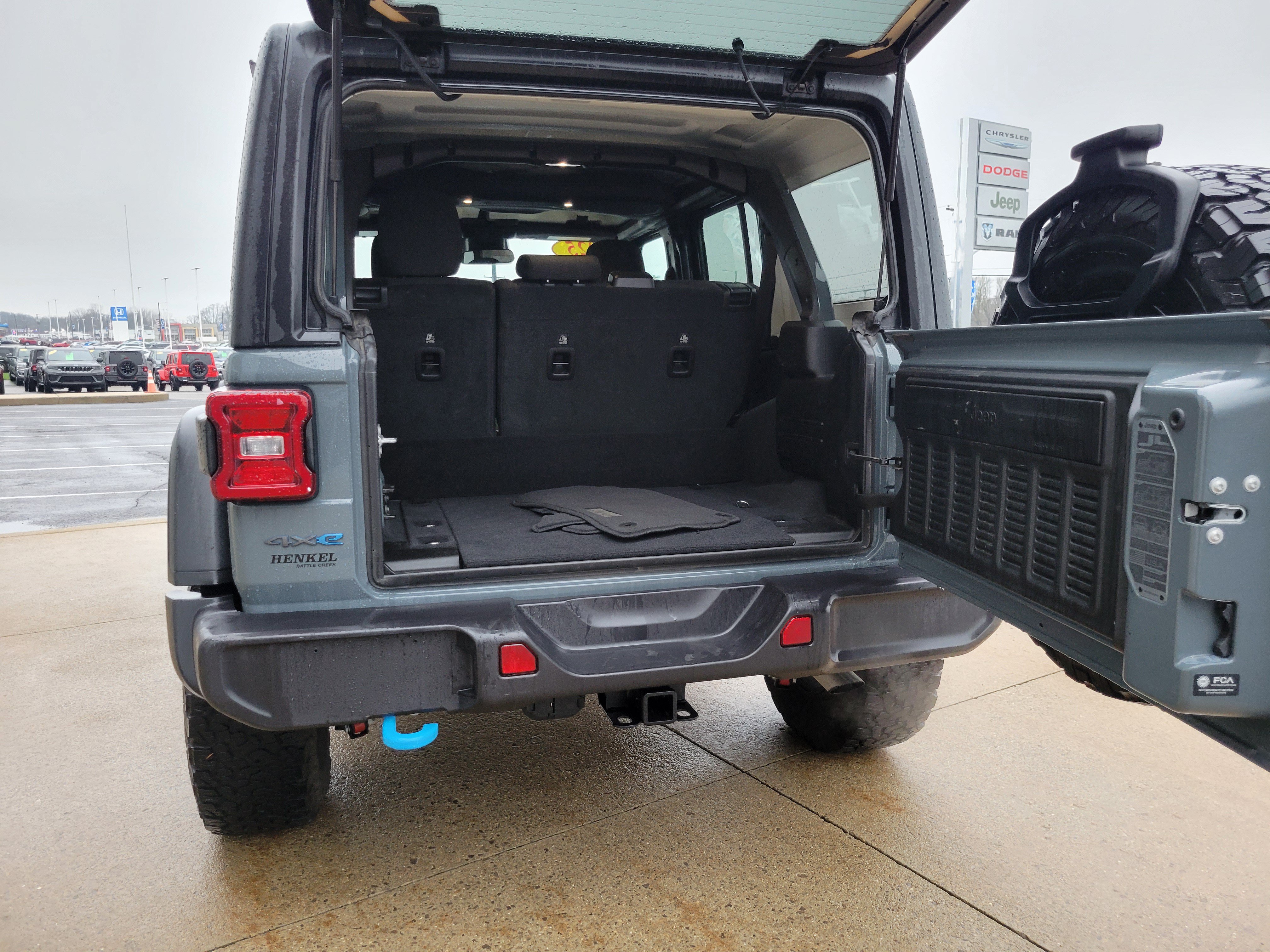 Used 2025 Jeep Wrangler Unlimited Rubicon 4xe w/ Convenience Group AWD/4WD image 19
