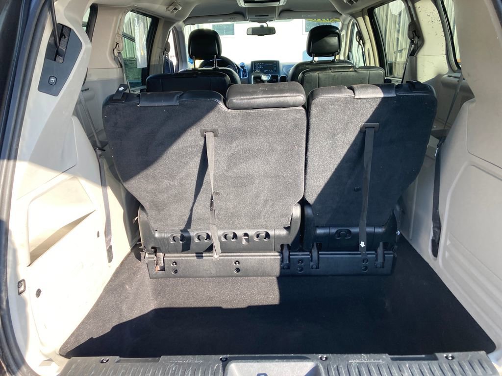 Used 2016 Chrysler Town & Country Touring image 32
