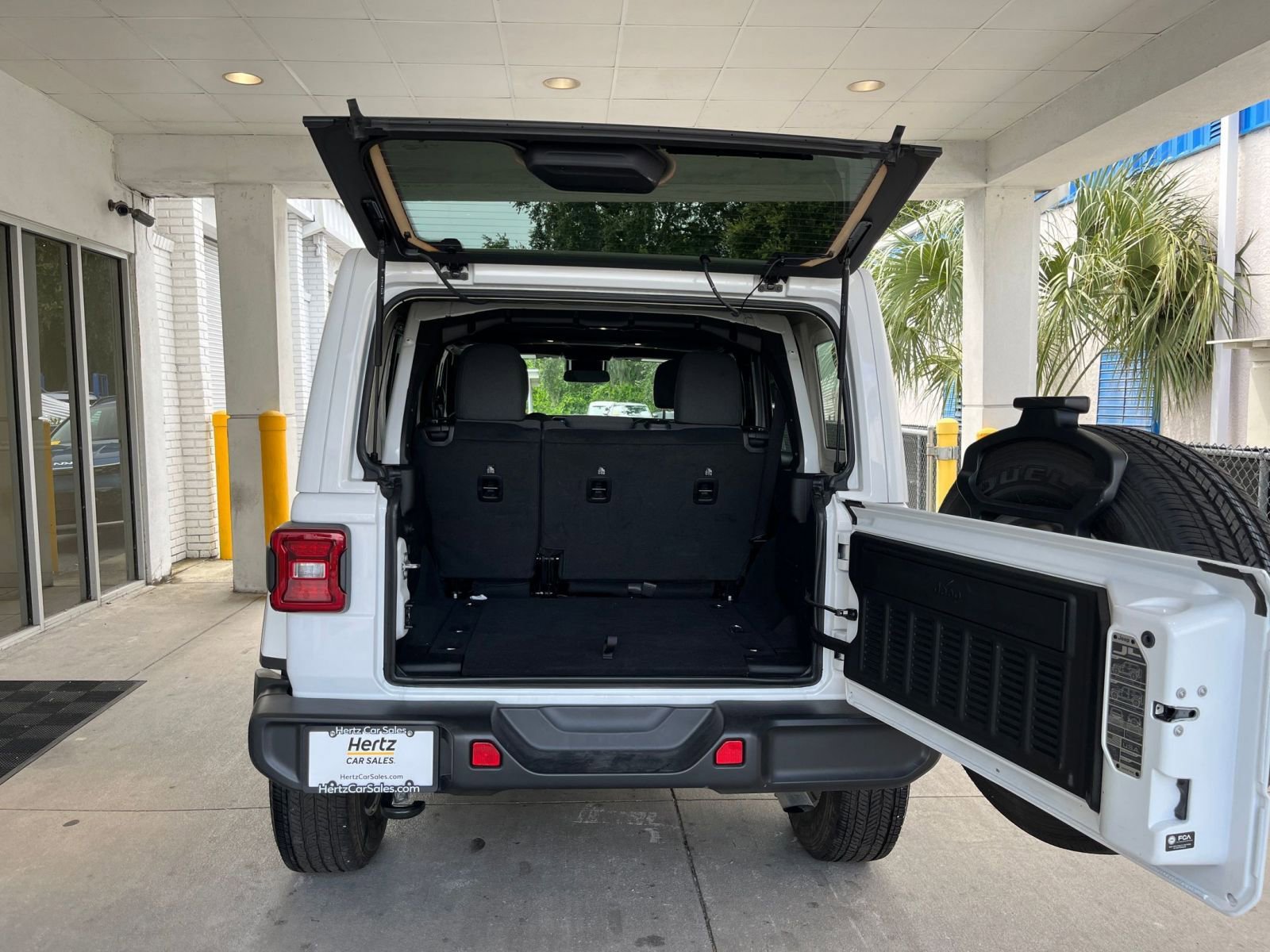 Used 2025 Jeep Wrangler Sahara image 31