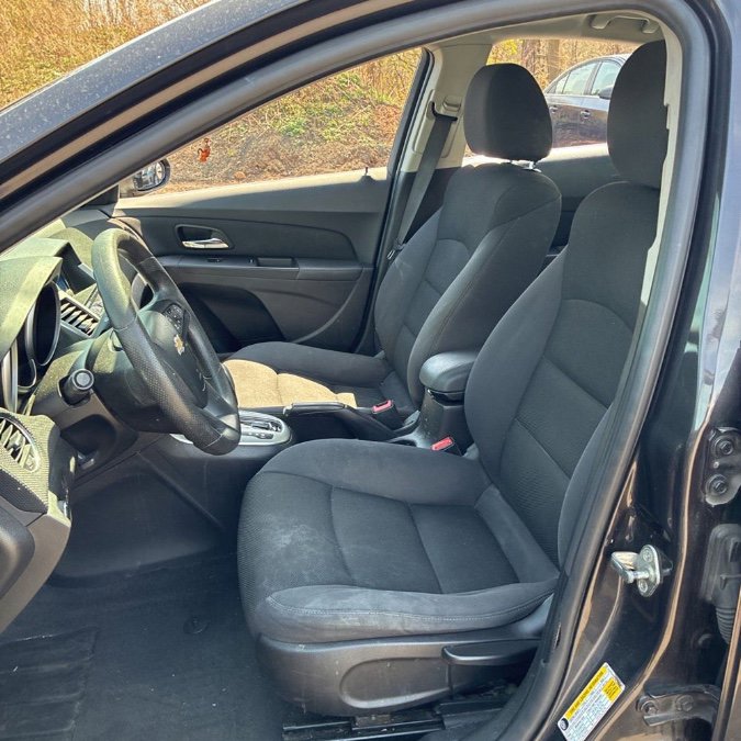 Used 2016 Chevrolet Cruze LT FWD image 2