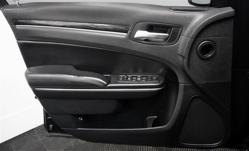 Used 2016 Chrysler 300 Limited w/ Driver Convenience Group image 31