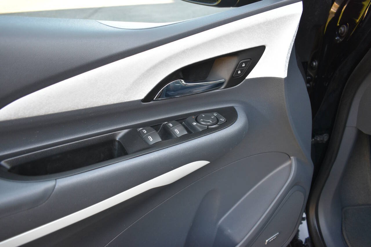 Used 2021 Chevrolet Bolt Premier w/ Infotainment Package FWD image 17