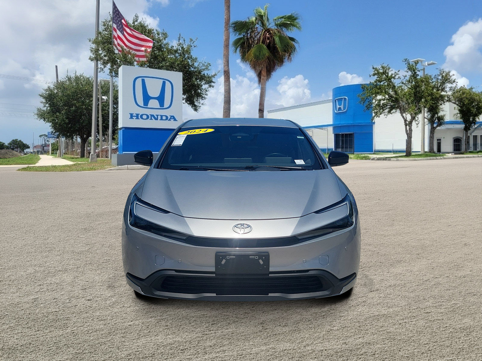 Used 2024 Toyota Prius LE FWD image 2