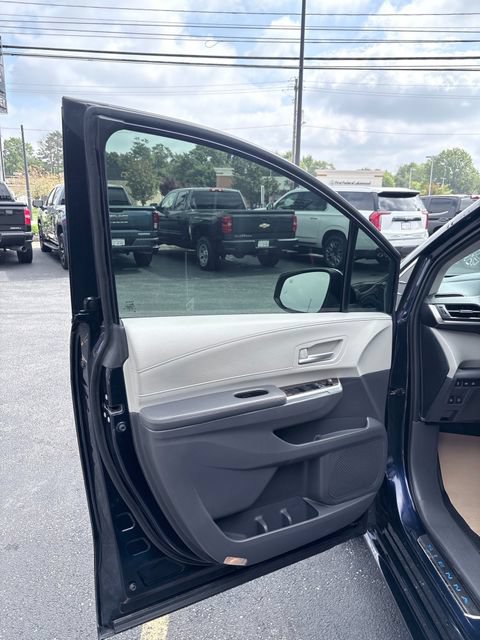 Used 2022 Toyota Sienna XLE w/ XLE Plus Package AWD/4WD image 14