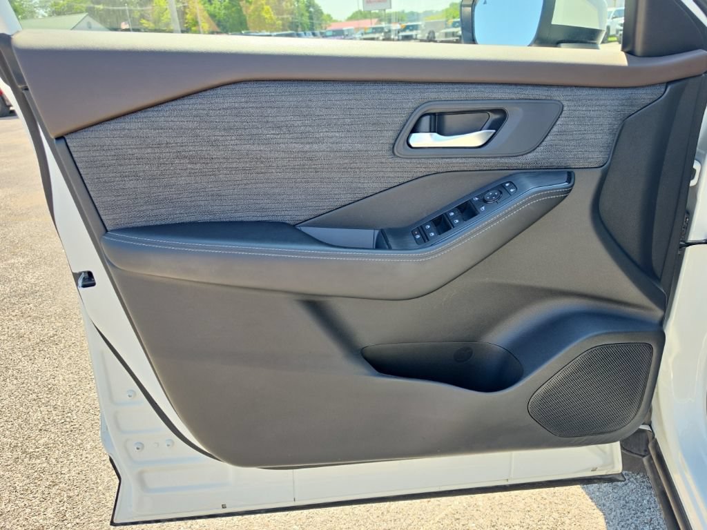 Used 2023 Nissan Rogue SV AWD/4WD image 13