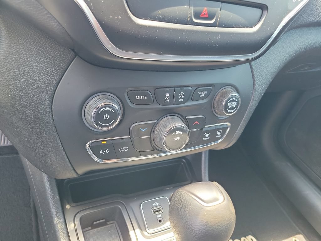 Used 2019 Jeep Cherokee Latitude w/ Popular Appearance Group FWD image 31