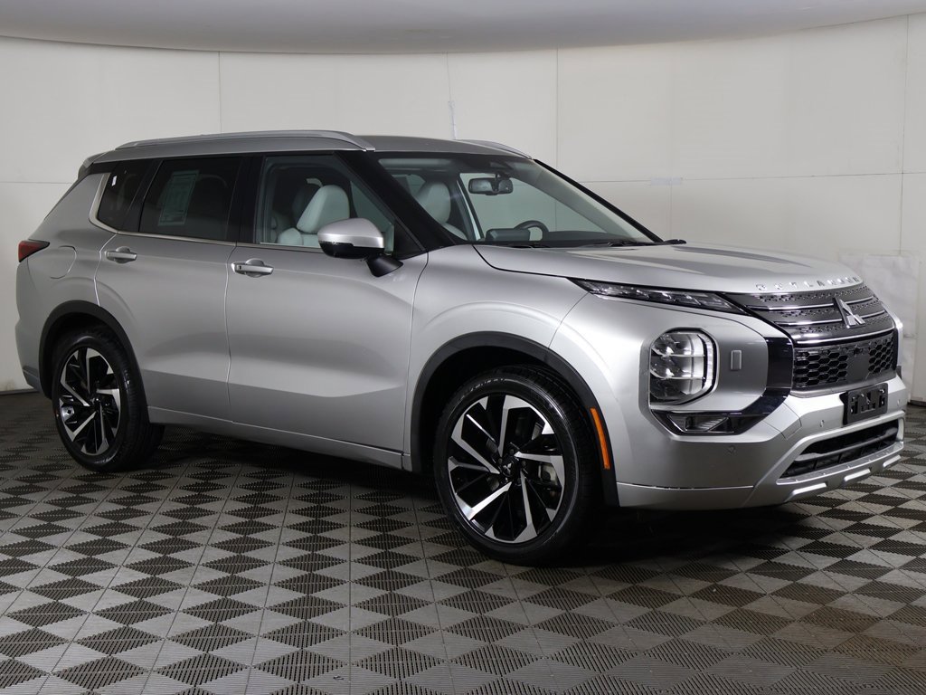 Used 2023 Mitsubishi Outlander SEL image 2