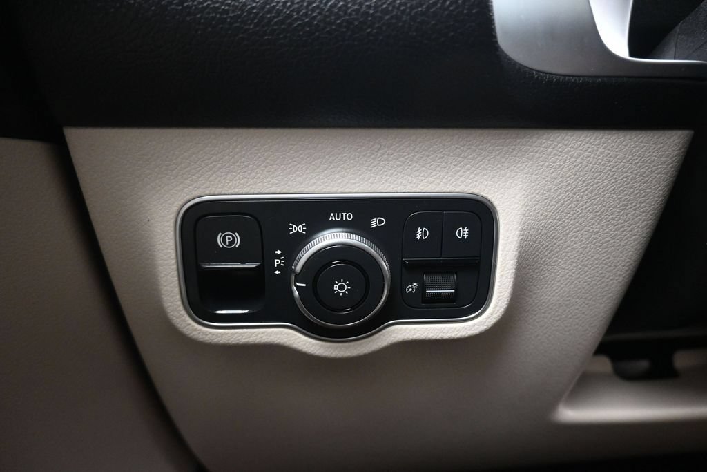 Used 2022 Mercedes-Benz GLB 250 4MATIC image 33