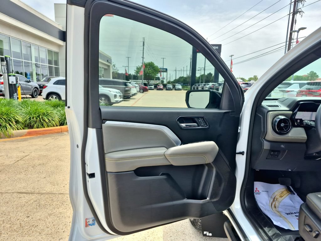 Used 2025 Chevrolet Colorado ZR2 w/ Technology Package AWD/4WD image 13