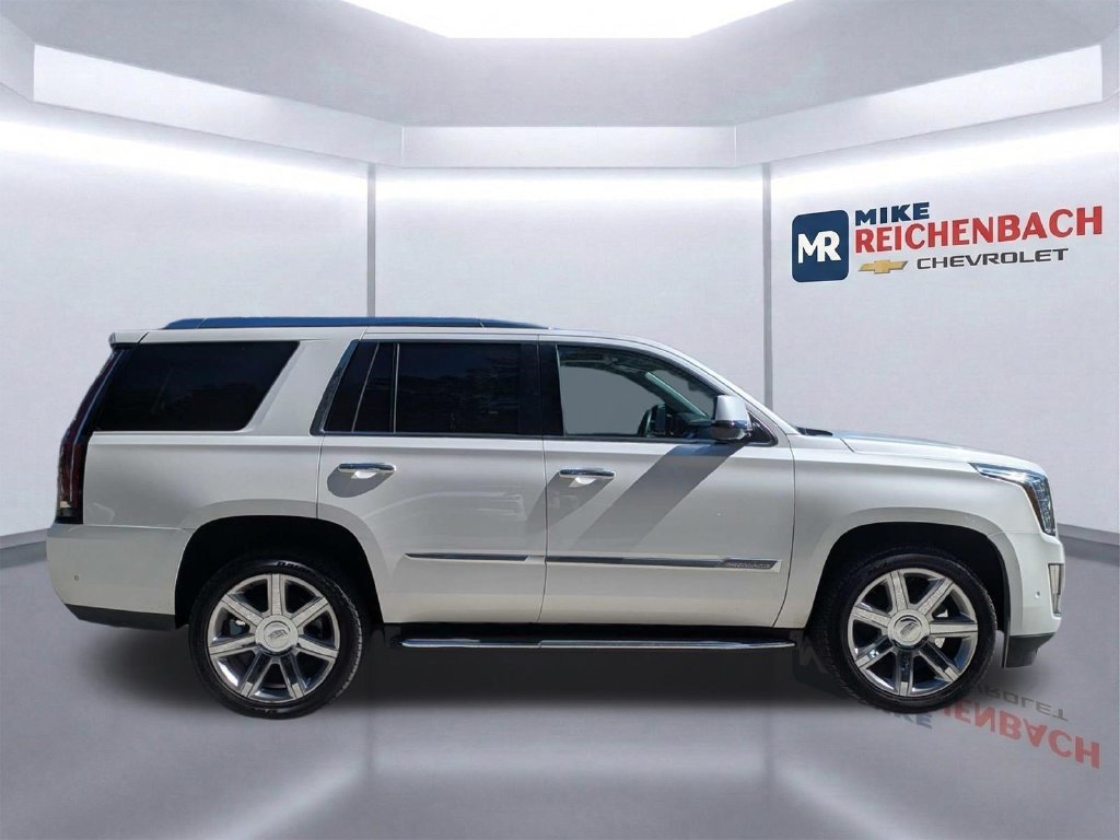 Used 2020 Cadillac Escalade Luxury AWD/4WD image 3