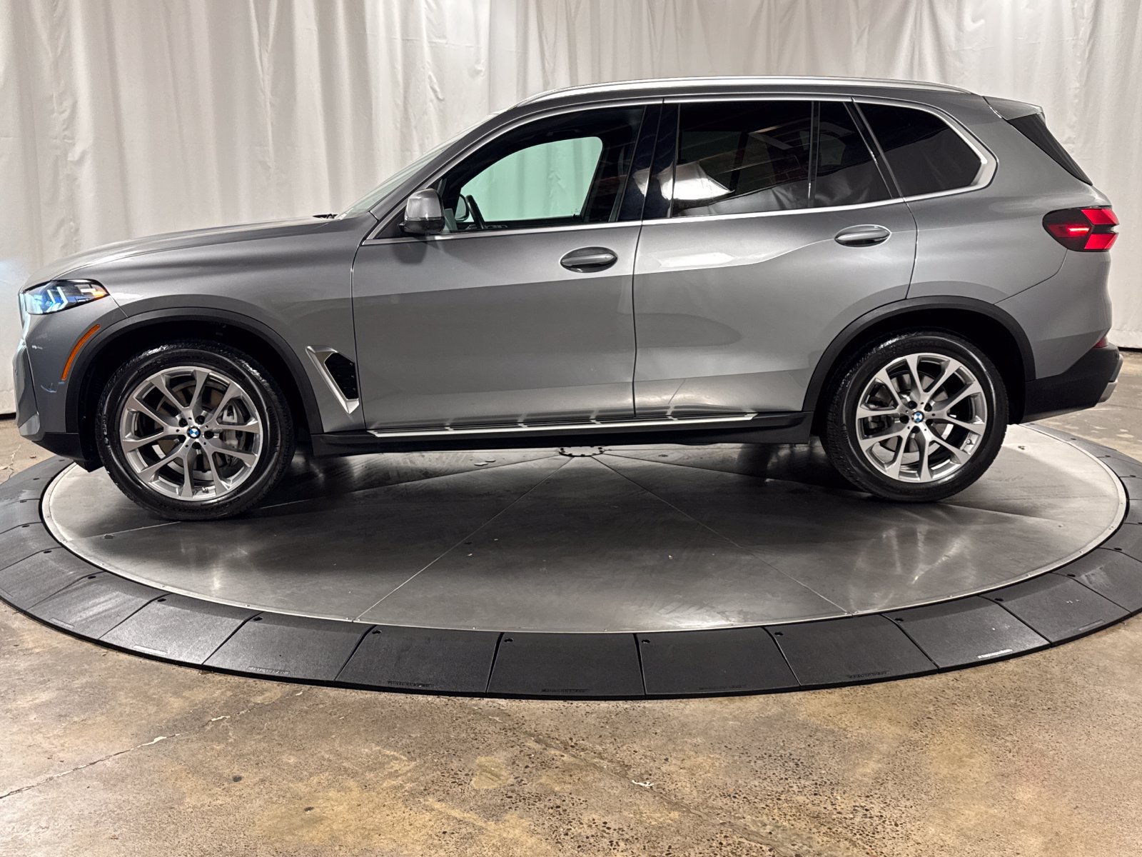 Used 2024 BMW X5 xDrive40i w/ Premium Package AWD/4WD image 8
