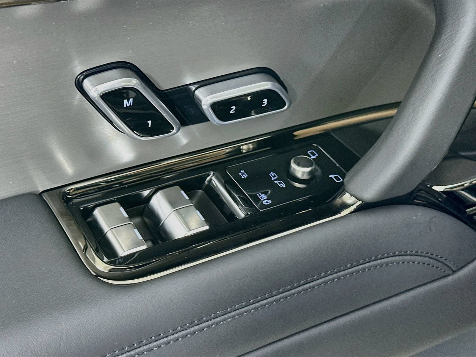 New 2027 Land Rover Range Rover Sport Dynamic SE AWD/4WD image 17