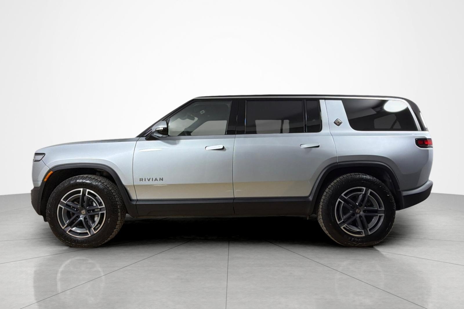 Used 2026 Rivian R1S Adventure Dual AWD/4WD image 2
