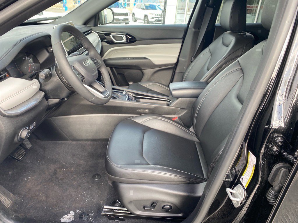 Used 2025 Jeep Compass Limited image 9