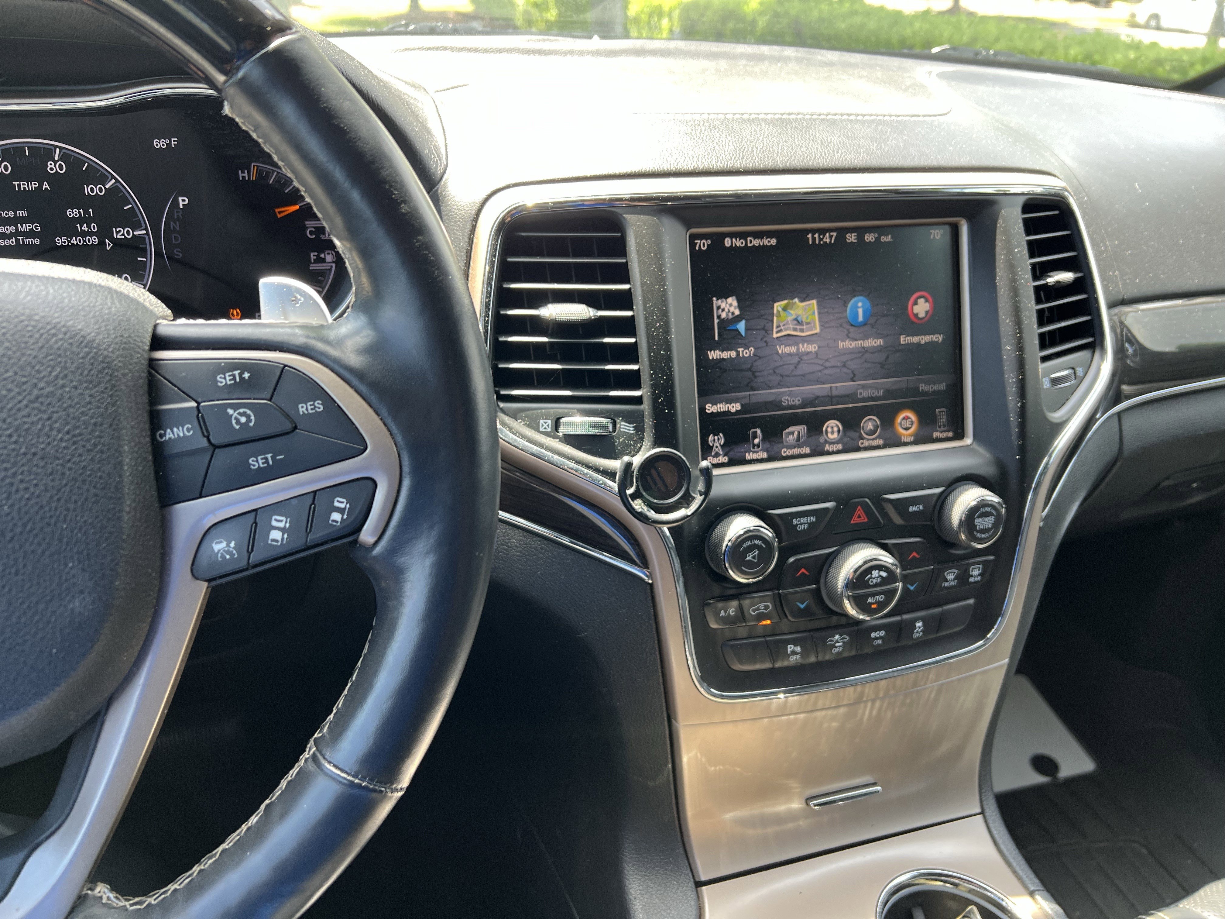 Used 2014 Jeep Grand Cherokee Overland w/ Advanced Technology Group AWD/4WD image 31