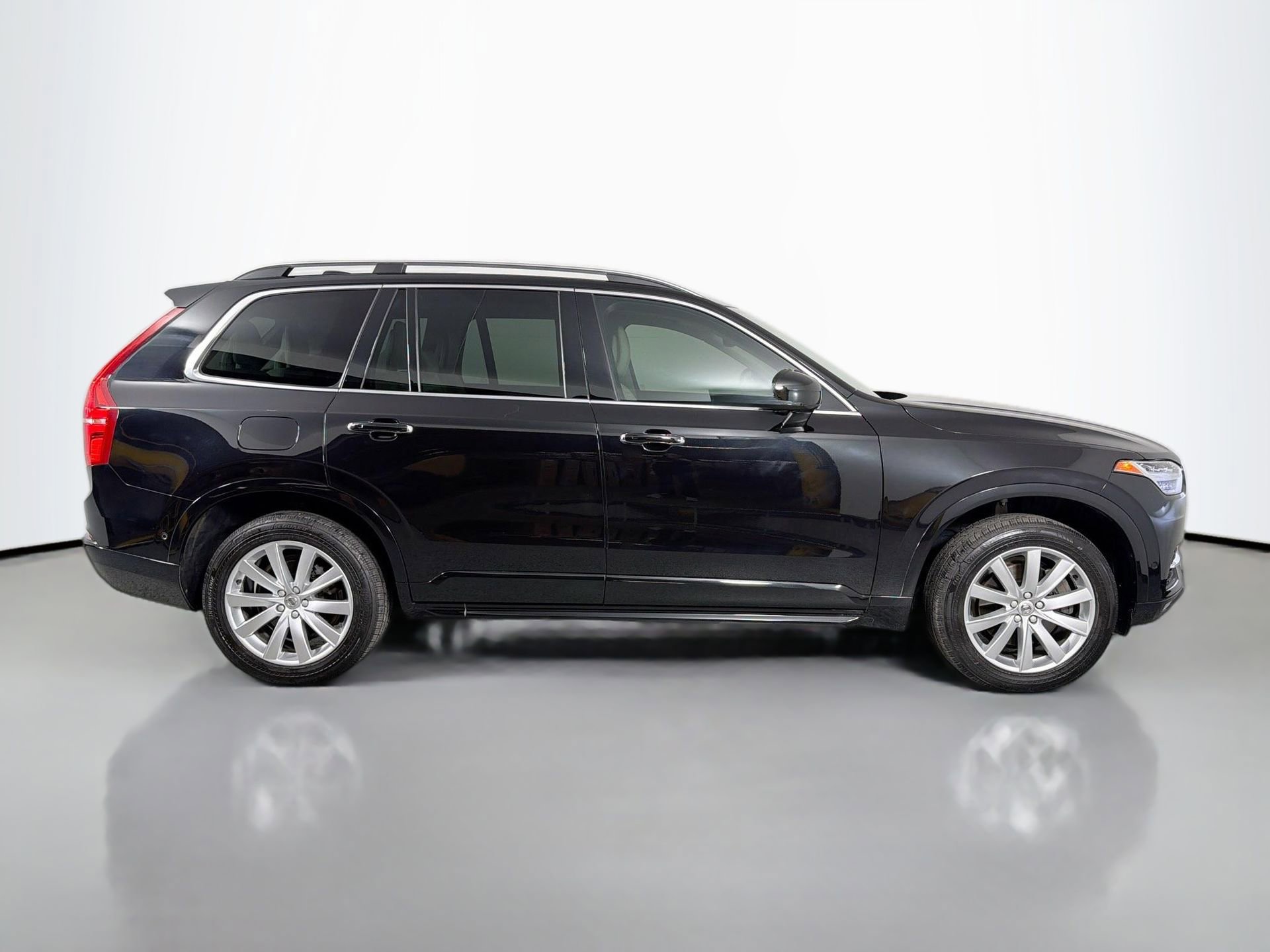 Used 2017 Volvo XC90 T6 Momentum w/ Vision Package image 27