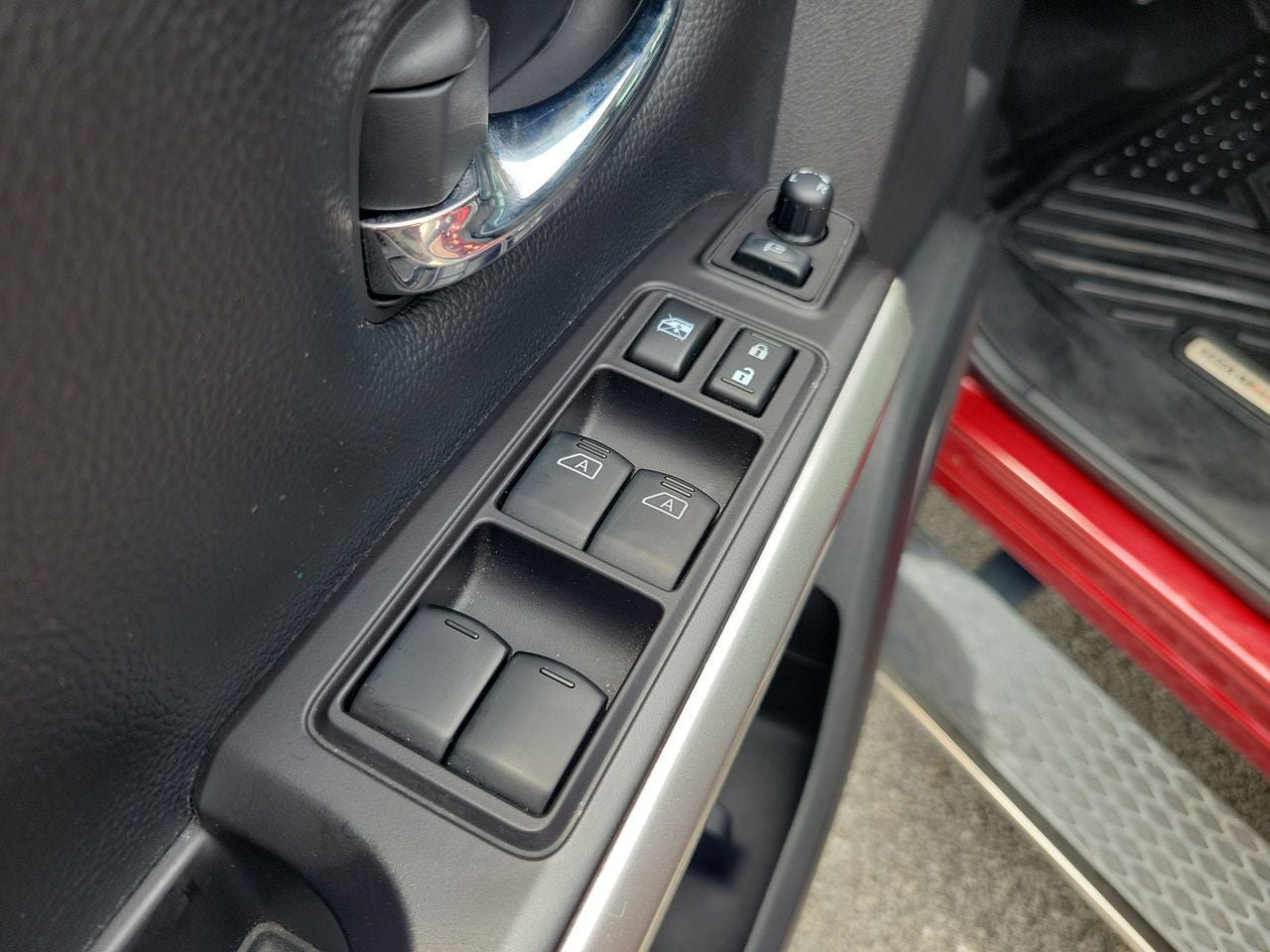 Used 2021 Nissan Titan SL AWD/4WD image 14