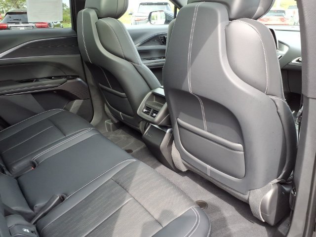 Used 2025 Cadillac Lyriq Luxury AWD/4WD image 21
