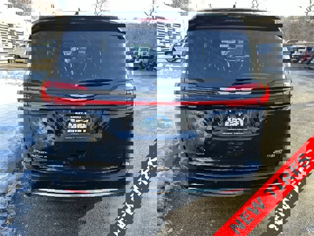 Certified 2024 Chrysler Pacifica Touring-L image 7