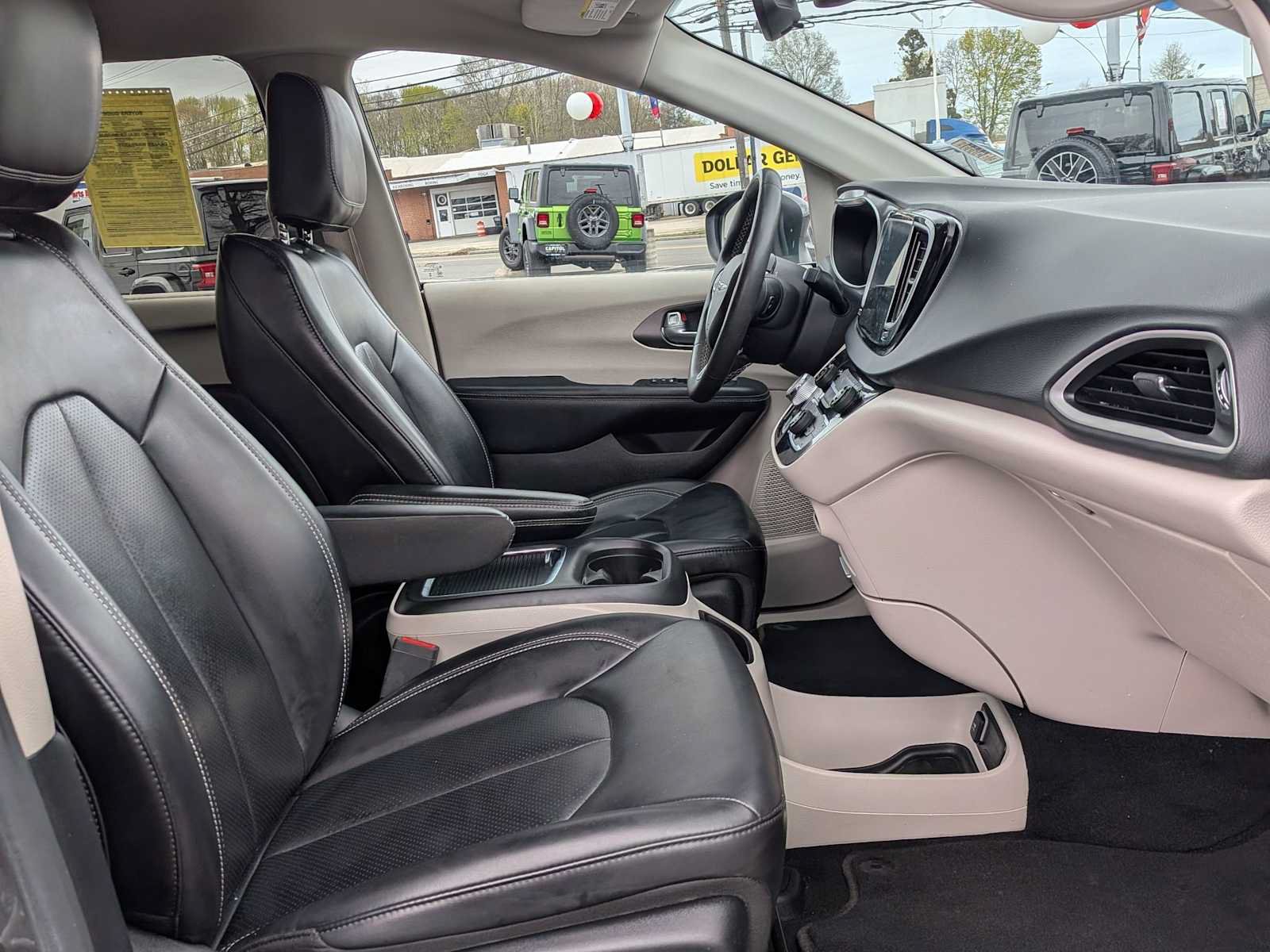 Used 2023 Chrysler Pacifica Touring-L FWD image 27