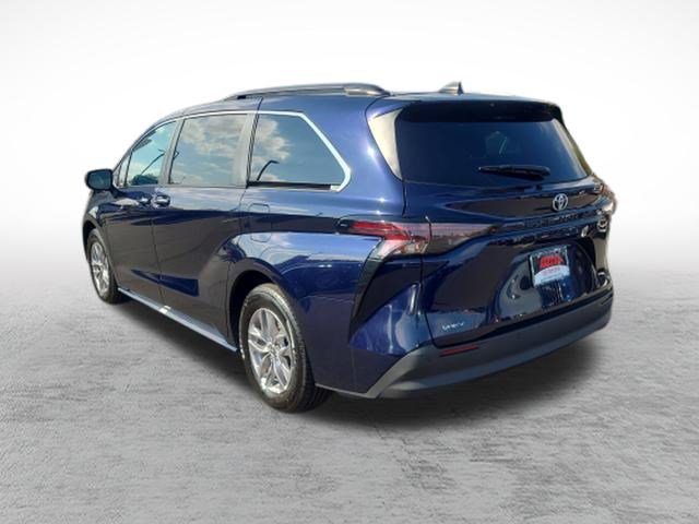 Certified 2026 Toyota Sienna XLE FWD image 5