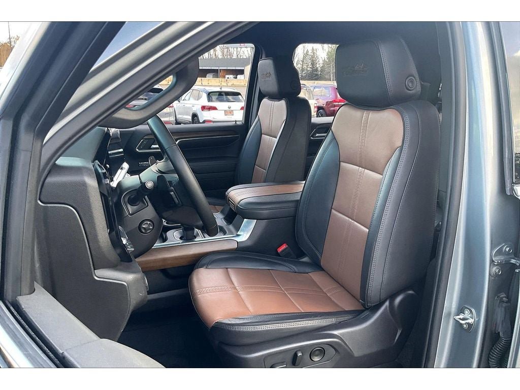 Used 2024 Chevrolet Silverado 1500 High Country w/ Technology Package AWD/4WD image 26