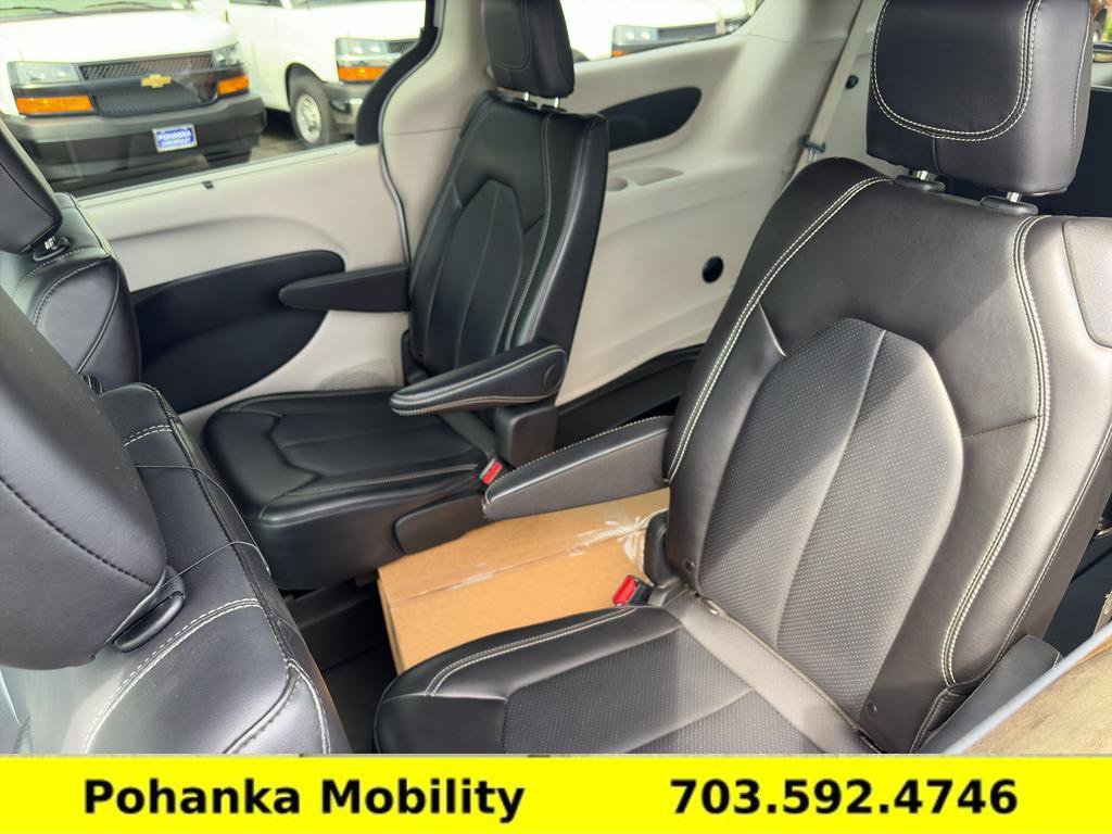 Used 2024 Chrysler Pacifica Touring-L FWD image 28