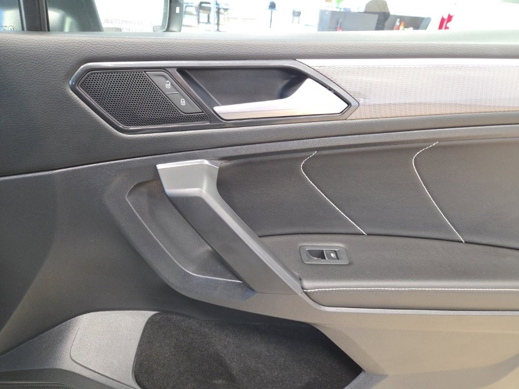 Used 2022 Volkswagen Tiguan SE R-Line image 19