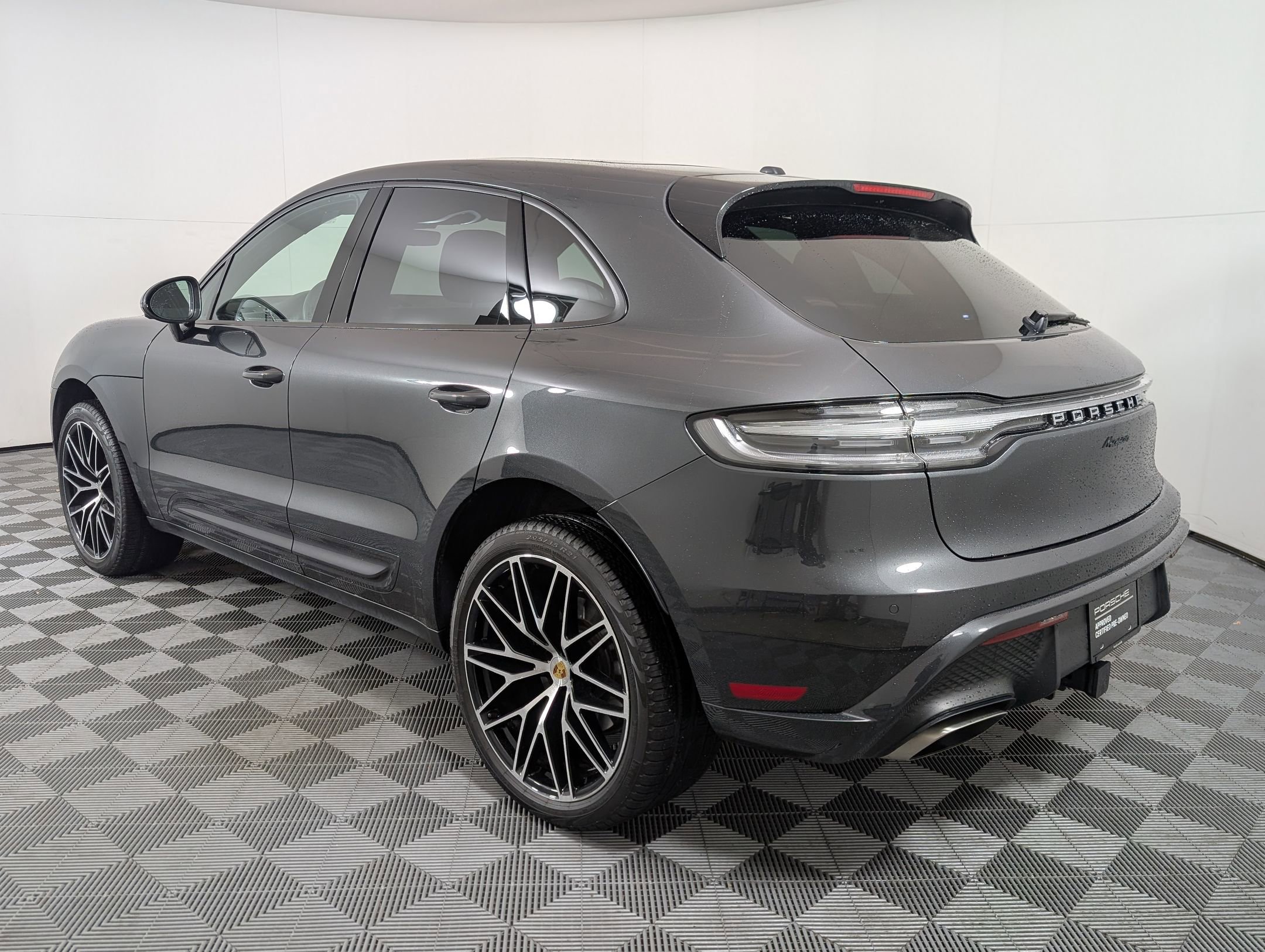Used 2025 Porsche Macan image 3