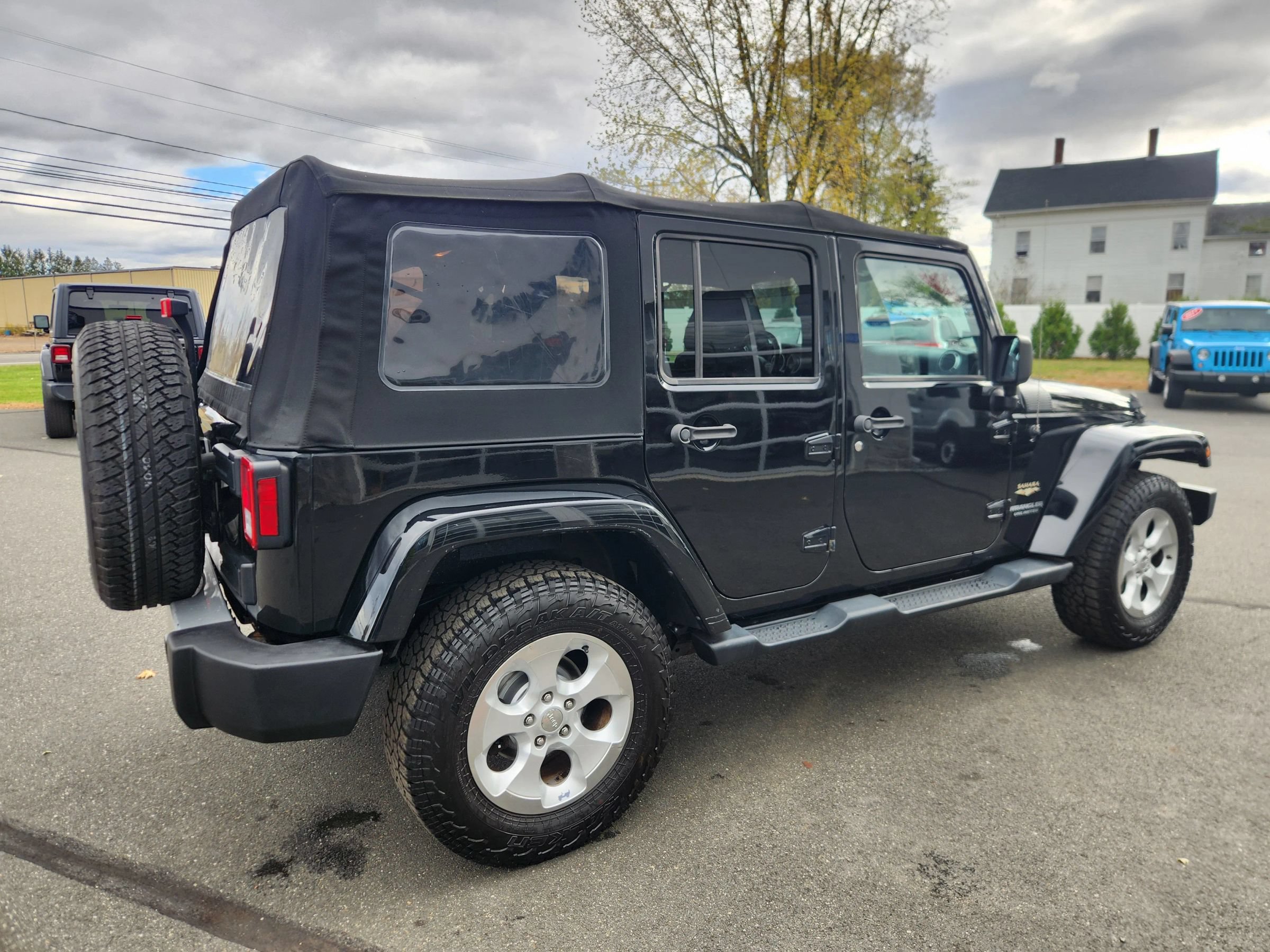 Used 2015 Jeep Wrangler Unlimited Sahara w/ Connectivity Group AWD/4WD image 17