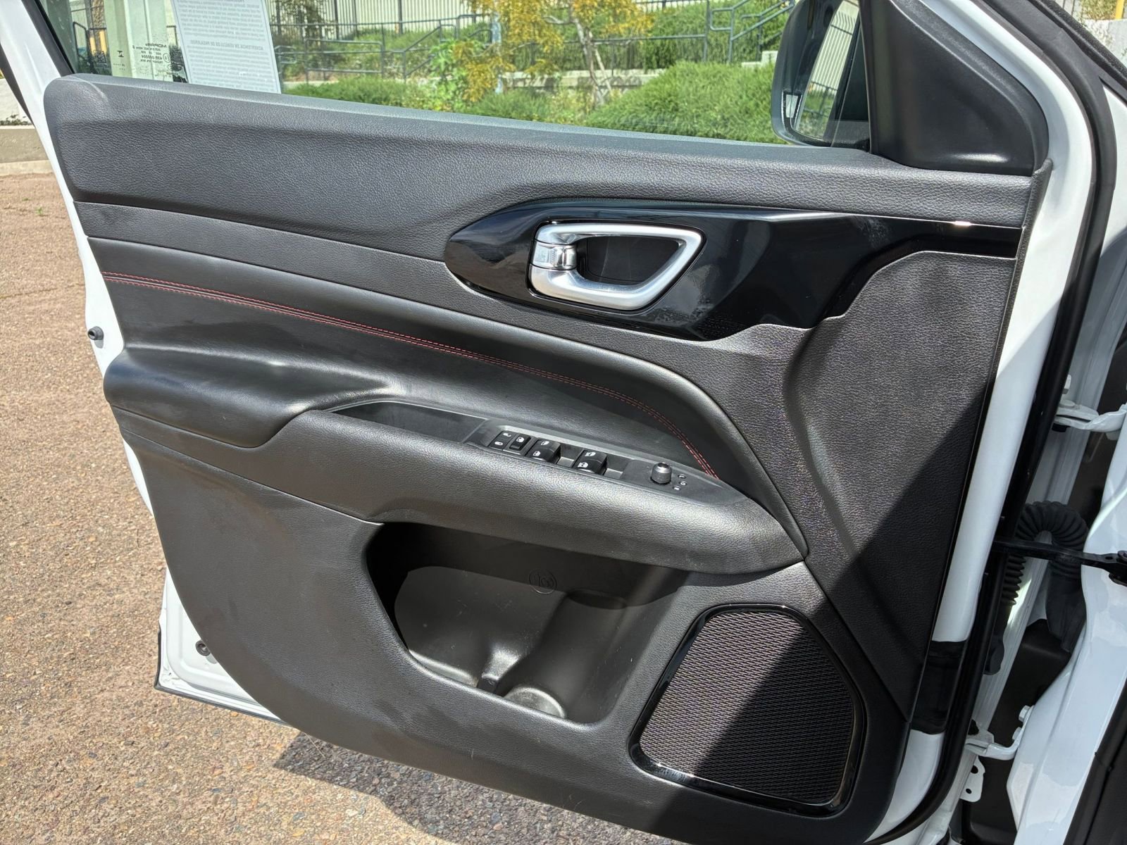 Used 2025 Jeep Compass Trailhawk image 18